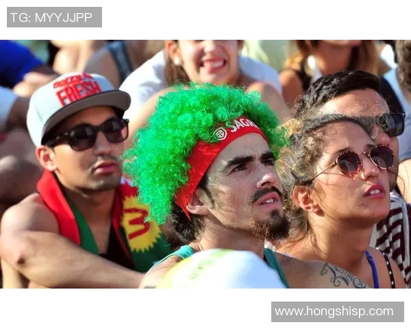 世界杯球迷疯狂行为引发广泛热议社交媒体炸锅网友纷纷表态态度截然不同